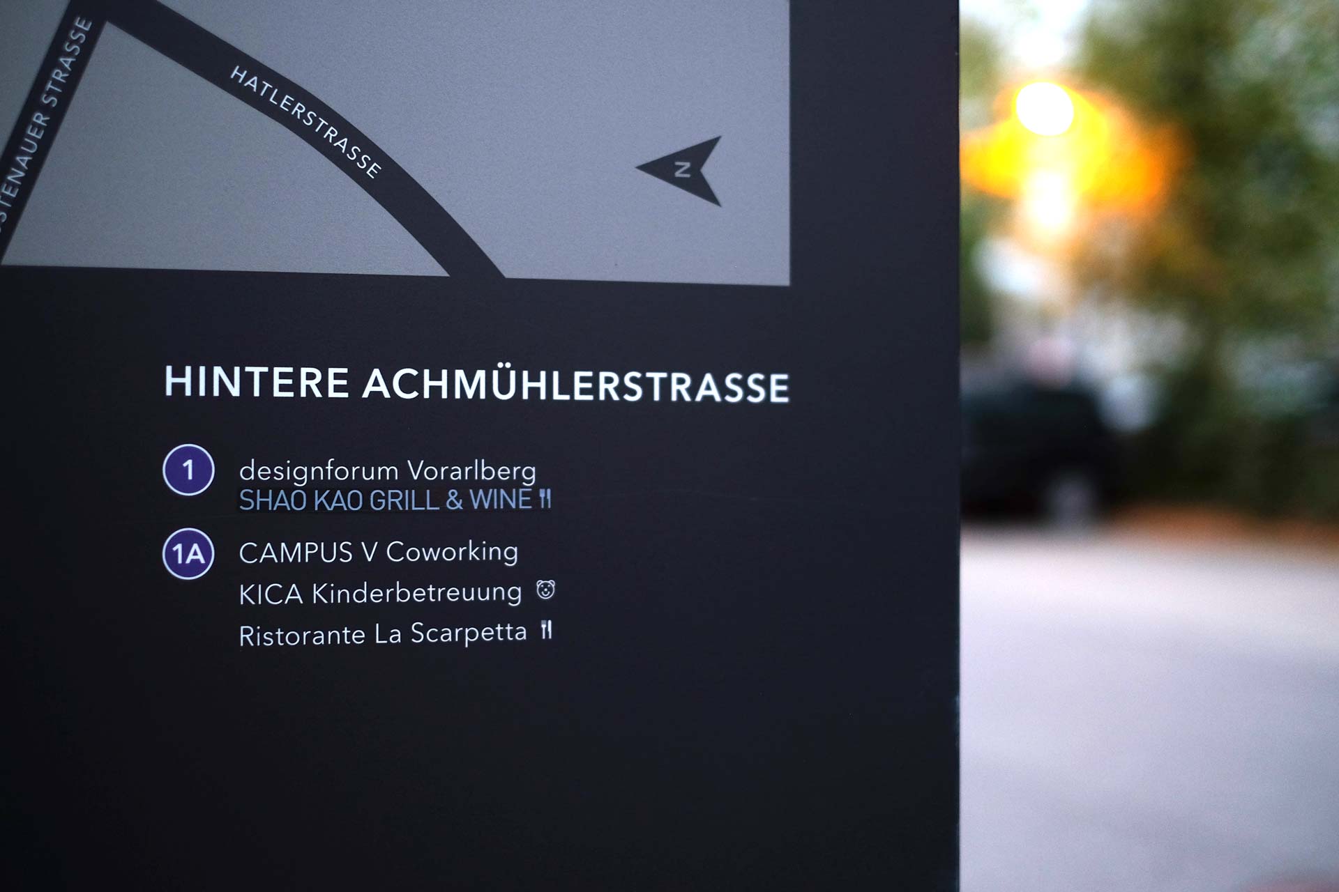 Konzept und Design für den Campus V in Dornbirn, Österreich, FH Vorarlberg, Signaletik, Leitsystem, Grafikdesign, Bernhard Hafele