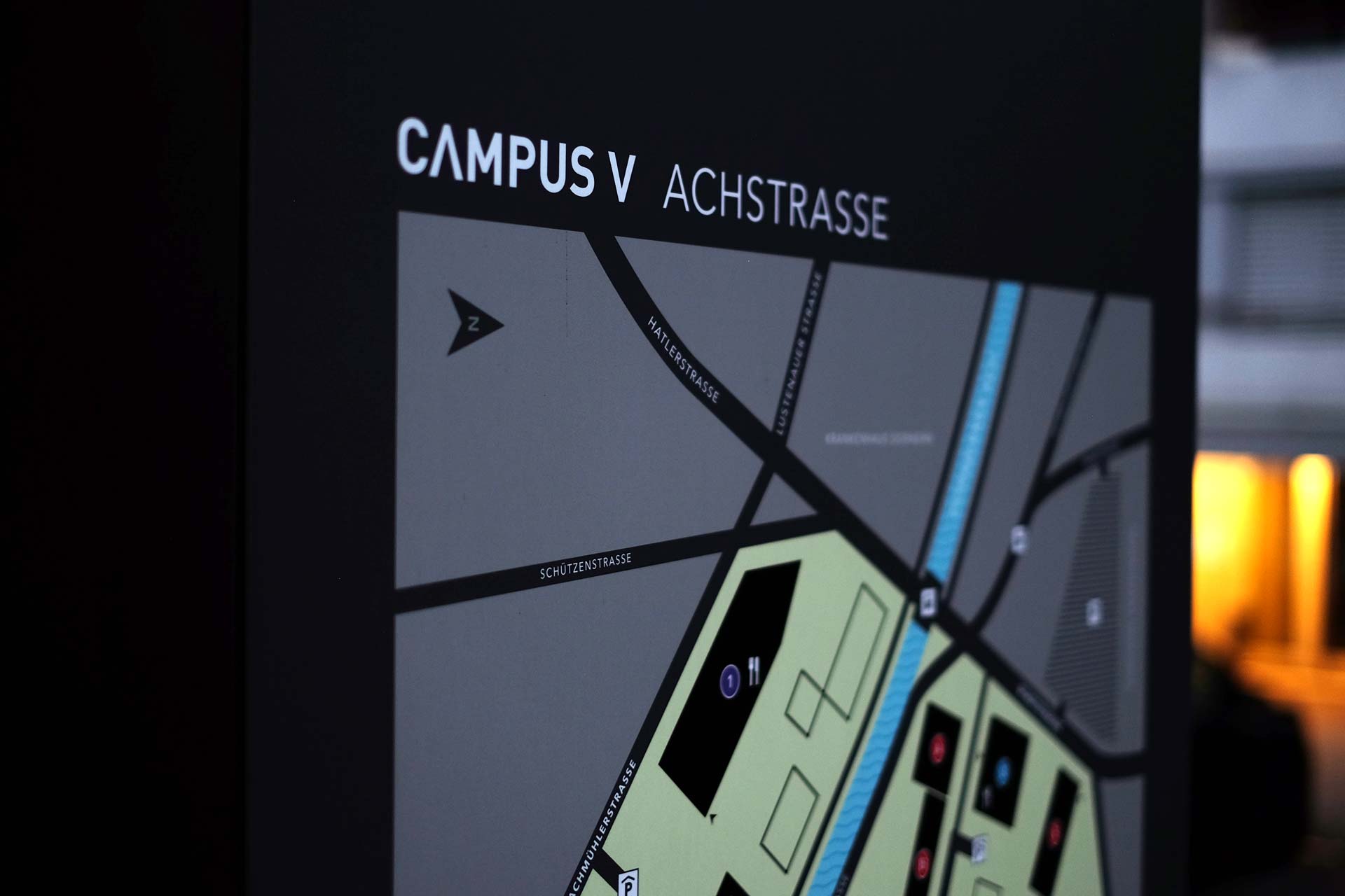 Konzept und Design für den Campus V in Dornbirn, Österreich, FH Vorarlberg, Signaletik, Leitsystem, Grafikdesign, Bernhard Hafele