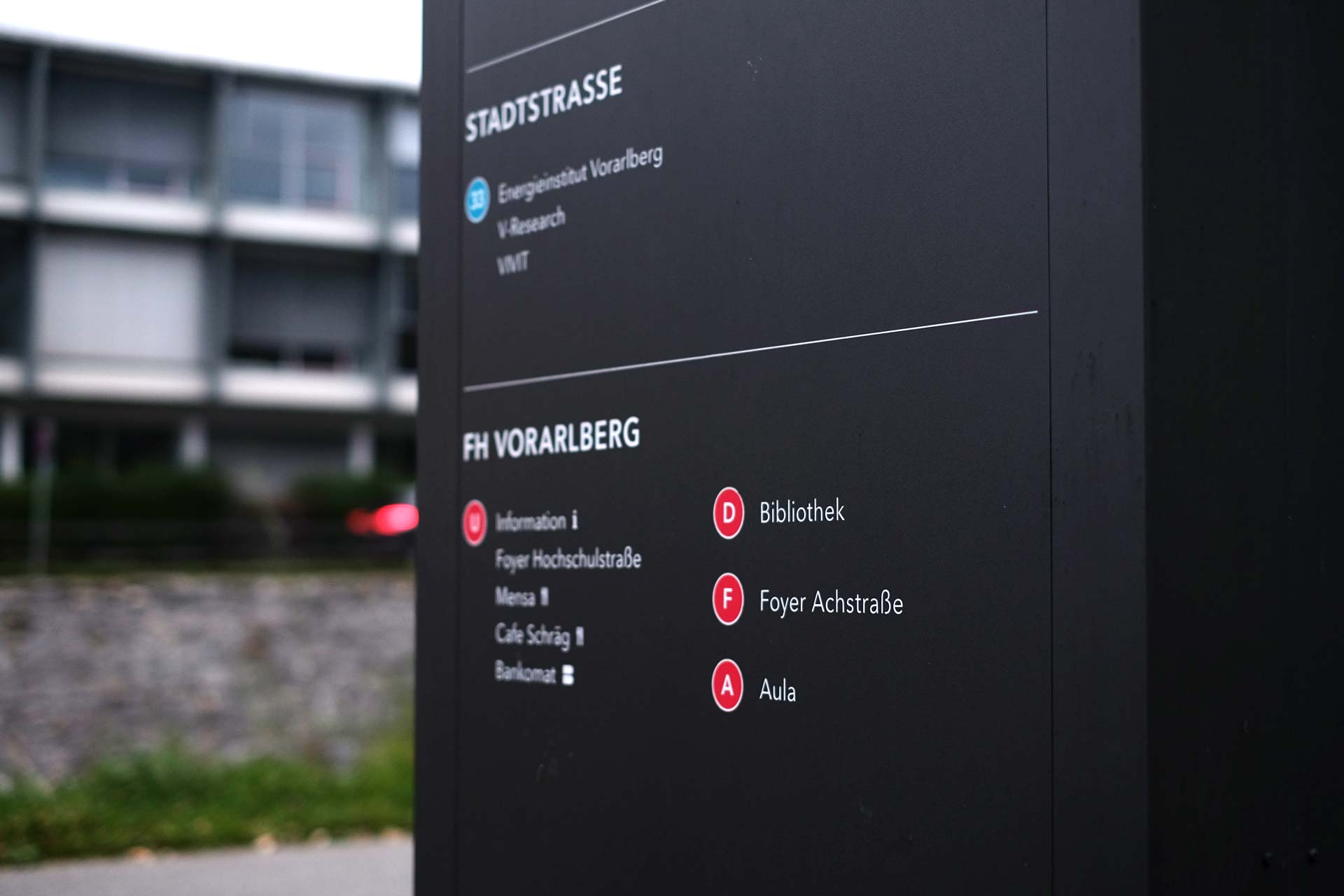 Konzept und Design für den Campus V in Dornbirn, Österreich, FH Vorarlberg, Signaletik, Leitsystem, Grafikdesign, Bernhard Hafele