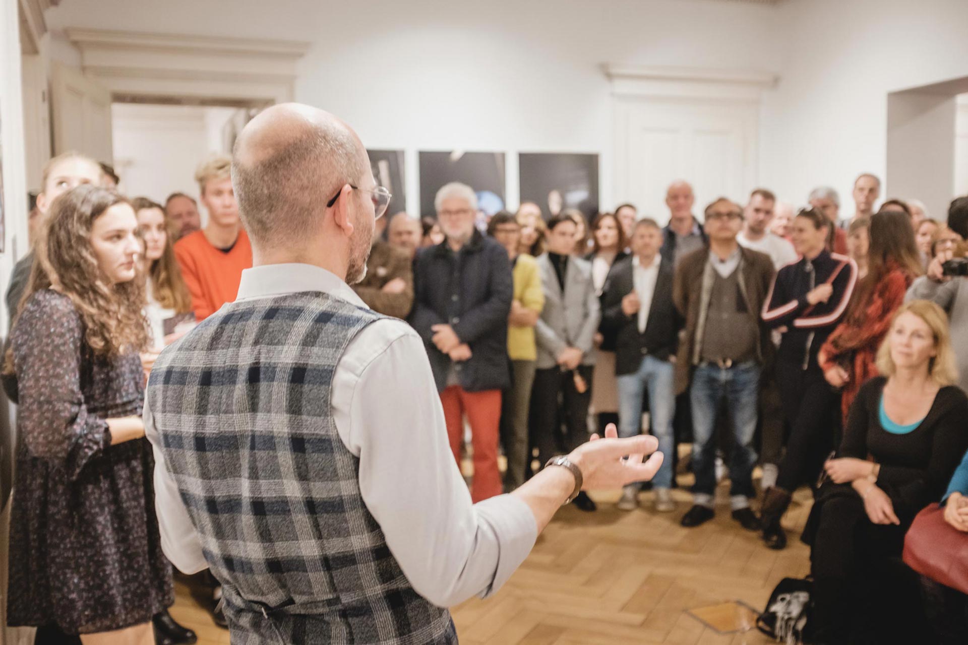 Ausstellungseröffnung durch Obmann Matthias Weissengruber – Bernhard Hafele, viergestalten – von Bernhard Hafele